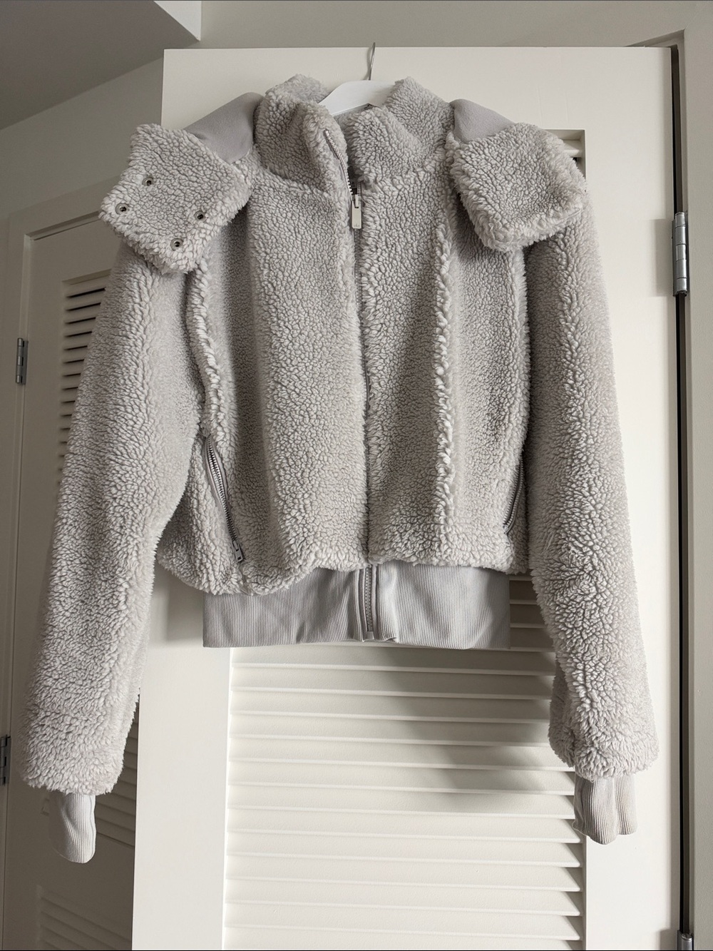 ALO Yoga Women's Plush Sherpa Zip-Up Jacket in Light Gray